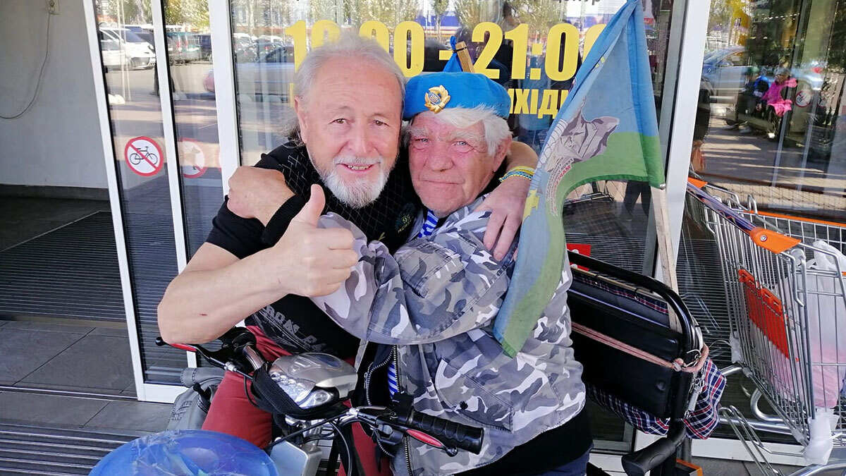 Маріано разом із волонтером Григорієм Янченком у Херсоні